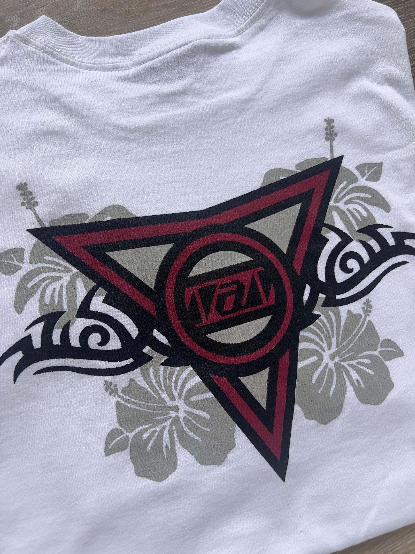 Tribiscus Tee
